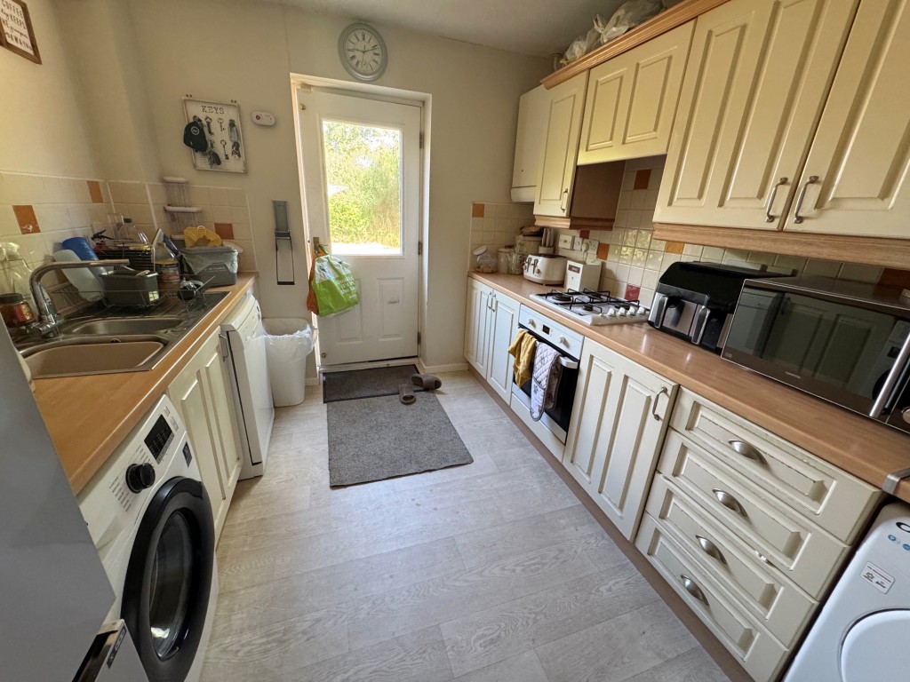 Lot: 164 - MODERN DETACHED THREE-BEDROOM HOUSE - A FREEHOLD RESIDENTIAL INVESTMENT - Kitchen